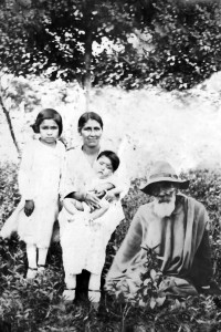 imagen del fundador de la capilla don marcos zorrilla junto a su esposa y sus hijas