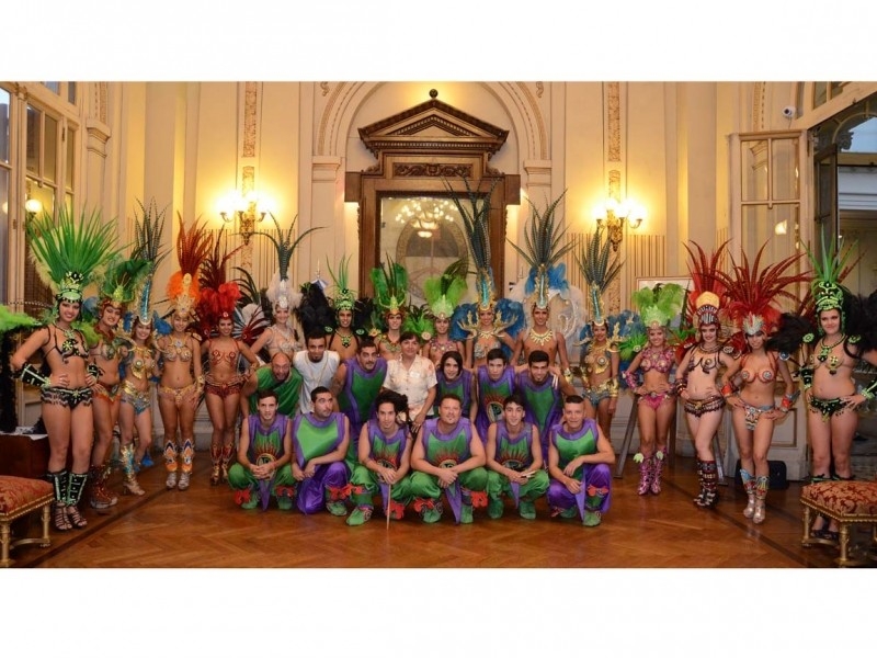 miembros-de-la-comparsa-quotpapelitosquot-visitaron-el-salon-de-la-bandera-de-casa-de-gobierno_16353
