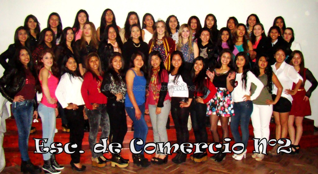 Las candidatas, rodeando a la Reina saliente.