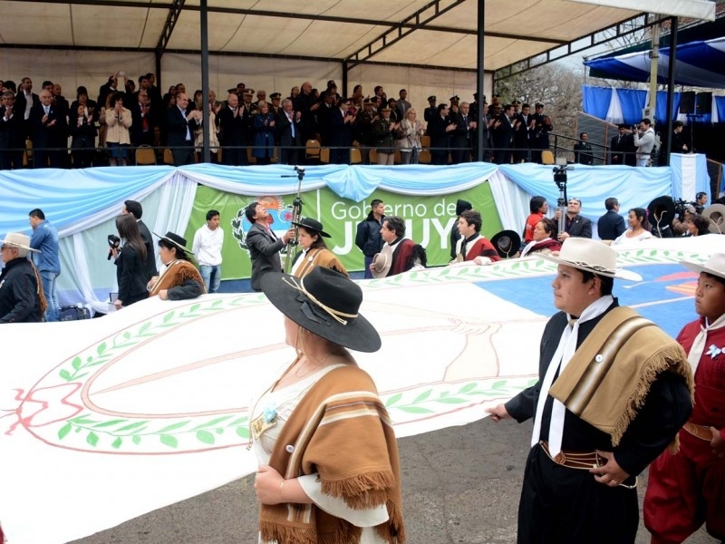 con-el-flamear-por-1-vez-de-la-bandera-nacional-de-la-libertad-civil-como-simbolo-patrio-historico_20785