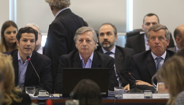 zzzznacp2NOTICIAS ARGENTINAS BAIRES, AGOSTO 16: El ministro de Energia, Juan Jose Aranguren flanqueado por los diputados oficialistas Hernan Laspina y Emilio Monzo durante su presentacion sobre tarifas energeticas ante el plenario de comisiones. Foto NA: JUAN VARGASzzzz