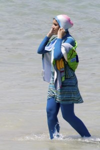 Para UVE. Una bañista ataviada con burkini en una playa de Alejandría, en Egipto. Burka.