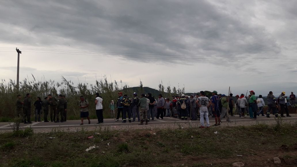 Corte sobre la RN 34. Los trabajadores del Ingenio La Esperanza dialogan con gendarmería sobre la situación