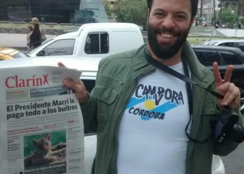 La Cámpora repartió diarios truchos de Clarin para pegarle a Massa, Macri y Cobos