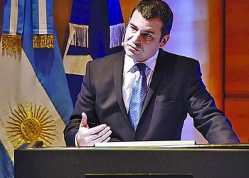 El presidente de YPF admite que los precios de las naftas son iguales a los de EE.UU.