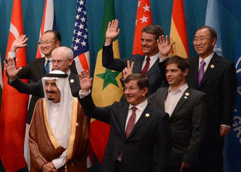 Axel Kicillof saludó con la "V" de la victoria en la foto de familia de la cumbre del G-20