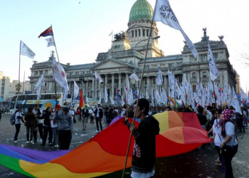 No hay plata para los jubilados, pero quieren subsidiar a los trans con $7680