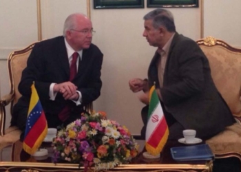 Venezuela e Irán se reunieron de urgencia ante la caída del precio del petróleo