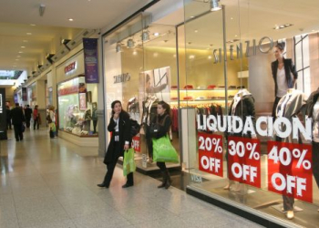 El consumo en supermercados y shoppings cayó más de 6% en octubre