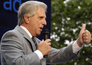 Tabaré Vázquez apunta al voto extranjero y al colorado para imponerse en la segunda vuelta