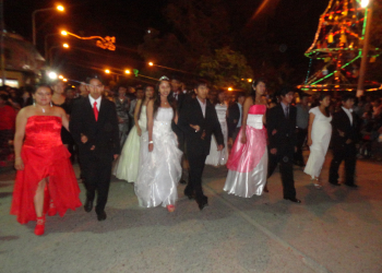 Multitudinaria noche de egresados en Plaza San Martín