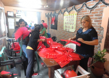 Espíritu navideño, preparan ornamentaciones públicas