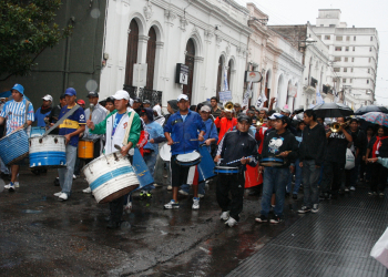 Bajo la lluvia, estatales manifestaron por los derechos humanos