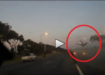 Video: Chocó con su auto descapotable y salió volando por los aires