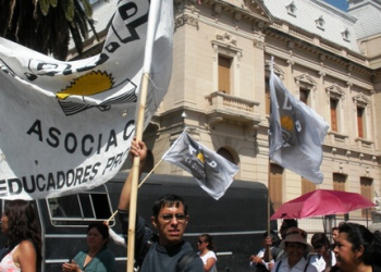 Docentes paran en reclamo de ayuda extraordinaria de fin de año