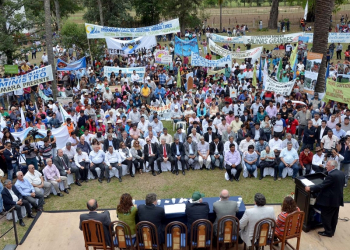 Dirigentes condicionados para participar del acto de Casamiquela