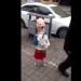 Video: Simpática perrita camina increíblemente de dos patas