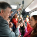 Como un pasajero más, el presidente colombiano viajó en el transporte público
