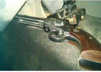 DETENIDOS Y SECUESTRO DE VEHÍCULO Y ARMA DE FUEGO