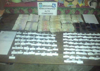 MUJER DETENIDA Y MÁS DE 100 DÓSIS DE DROGA SECUESTRADA