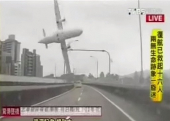 video: Así fue la  caída del avión asiático con 58 pasajeros