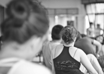 Clase abierta de danza contemporánea en la Plaza Ricardo Vilca