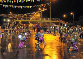 A pesar de la lluvia desfilaron las comparsas en la última noche de los “Corsos Capitalinos 2015”