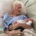 La emotiva foto-viral de una anciana de 101 años con su tataranieto