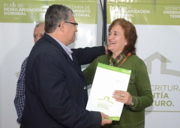 Cosentini entregó 77 escrituras a familias de Alto comedero