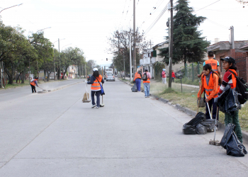 Ante tanta basura limpian por fin avenida Presidente Perón