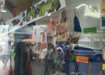 Las calles repletas buscando el regalo preferido para mamá