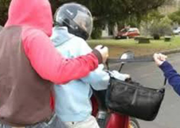 MOTOCHORROS:  POLICÍA EVITÓ EL ROBO DE UNA CARTERA