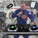 Astronauta transmite una radio desde  la estación espacial