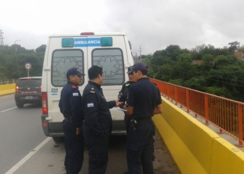 EVITARON QUE SE TIRE DEL PUENTE
