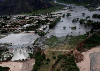 Dos muertos y mil evacuados por el temporal en Barcena y Volcán