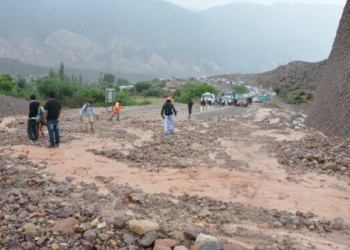 Dos muertos y mil evacuados por el temporal en Barcena y Volcán