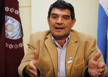 Olmedo quiere modificar la bandera de la Argentina
