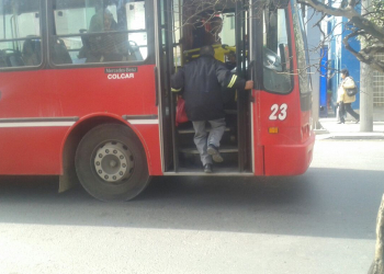 Doble fila en hora pico