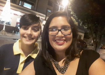 Delincuentes tiraron del tren a una estudiante de medicina para robarle el celular y está grave