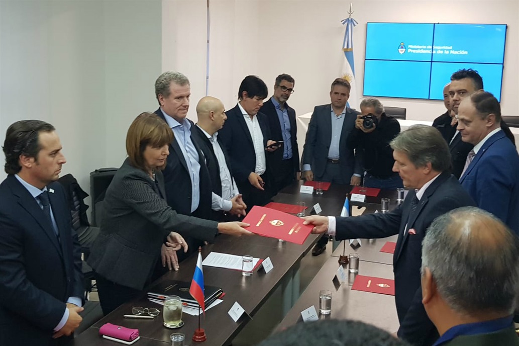 Argentina firmó un convenio con Rusia para que los violentos no puedan ingresar a los estadios en el Mundial
