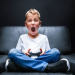 Expertos aconsejan compartir videojuegos con menores y acordar tiempo diario