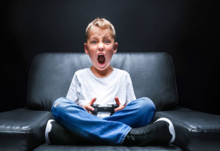Expertos aconsejan compartir videojuegos con menores y acordar tiempo diario