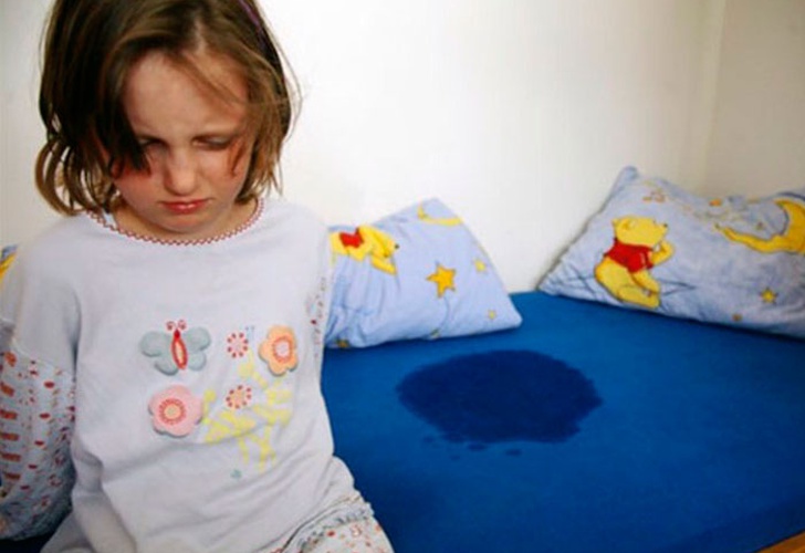 Tu pequeño hijo puede estar mojando la cama por esta razón