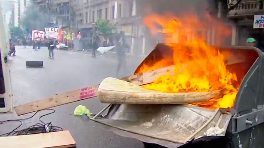 Incidentes y corridas en las afueras del Congreso