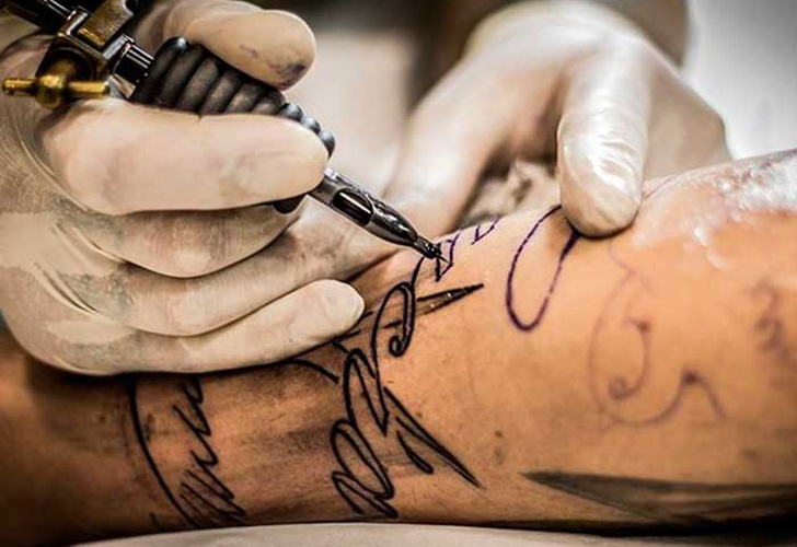 Realizarse tatuajes es uno de los mayores factores de riesgo de hepatitis C