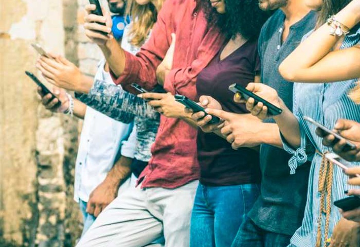 Los jóvenes prefieren el móvil antes que la comida, según estudio