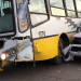 Una camioneta impacto fuertemente contra un colectivo de larga distancia