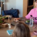 La hija de Robbie Williams derrite a su padre cantando 'Angels'aunque le cambia la letra