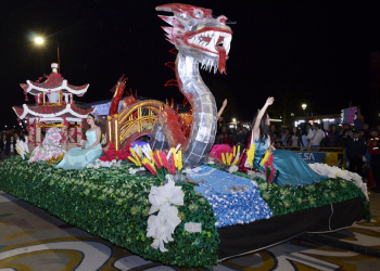 Primer desfile de carrozas de la Fiesta Nacional de los Estudiantes