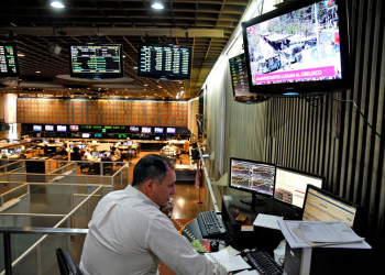 Con una oferta impulsada por las normas para calmar al dólar, bajan la tasa